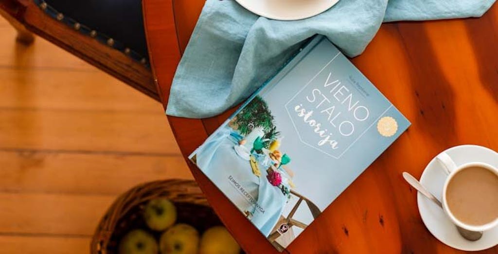 Rūtos Repšienės „Vieno stalo istorija“: apie jaukius ir tradicijas kuriančius receptus